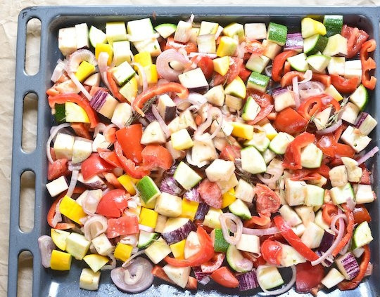 1. Этап. Экспресс-рататуй: 2. Полейте овощи растительным маслом, посолите и перемешайте.