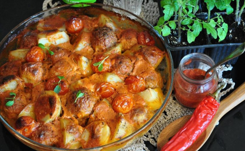 1. Этап. Запеченный картофель с фрикадельками: Запекайте картофель с фрикадельками под фольгой 40 минут, а потом ещё 15 минут без. Блюдо готово! Приятного аппетита!