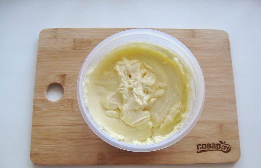 1. Этап. Профитроли с кракелюром: После крем хорошо охладите и по одной столовой ложке введите мягкое сливочное масло, постоянно взбивая крем миксером.