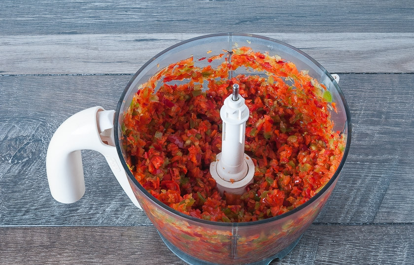 1. Этап. Таиландский соус: Смесь из трёх видов перца, чеснока, тёмного и светлого соевых соусов измельчить в кухонном комбайне, но не до состояния пюре.