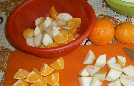 1. Этап. Варенье из груш в мультиварке: Фрукты режем кусочками произвольной формы. Из апельсинов извлекаем косточки, из груши - сердцевину.