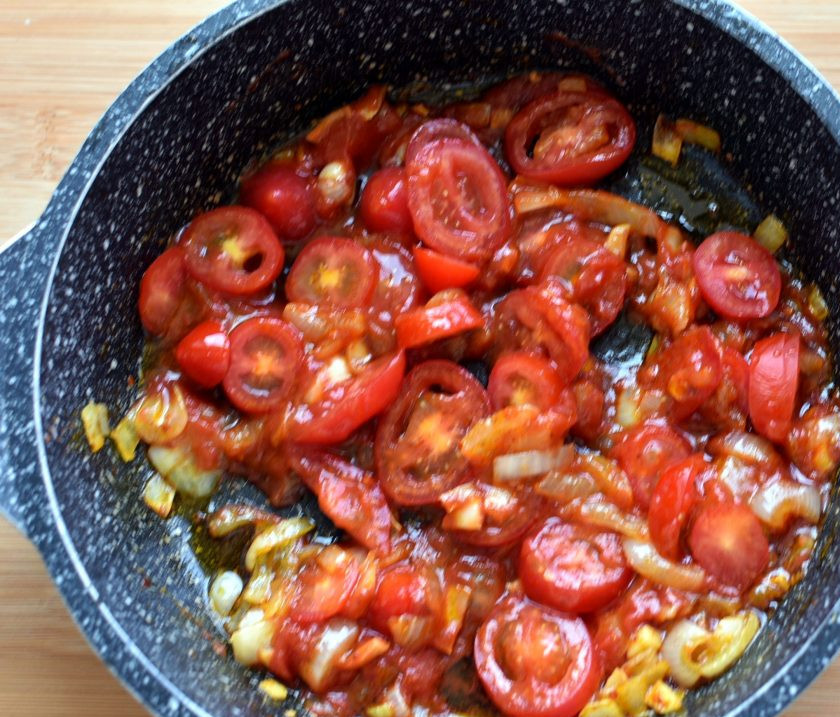 1. Этап. Томатный суп с нутом и беконом: Выложите нарезанные помидоры, добавьте базилик и итальянские травы, тушите минут 15 на среднем огне.