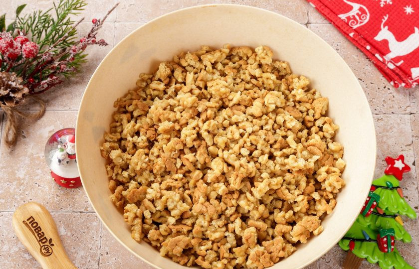 1. Этап. Новогодний торт Зеленая Змея: Остывшую основу для торта поломайте руками на небольшие кусочки. Размер кусочков — на ваш выбор.