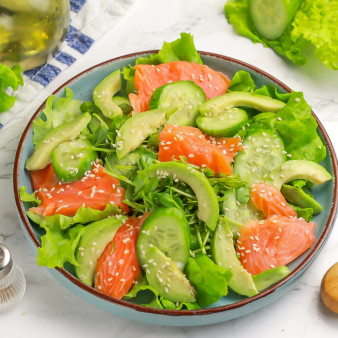 Салат с семгой, авокадо и огурцом