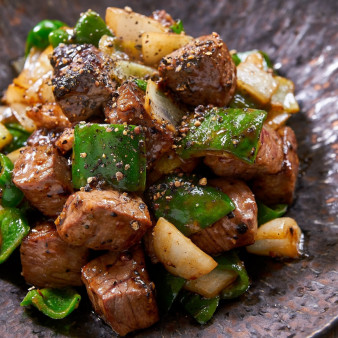 Говядина с перцем на сковороде