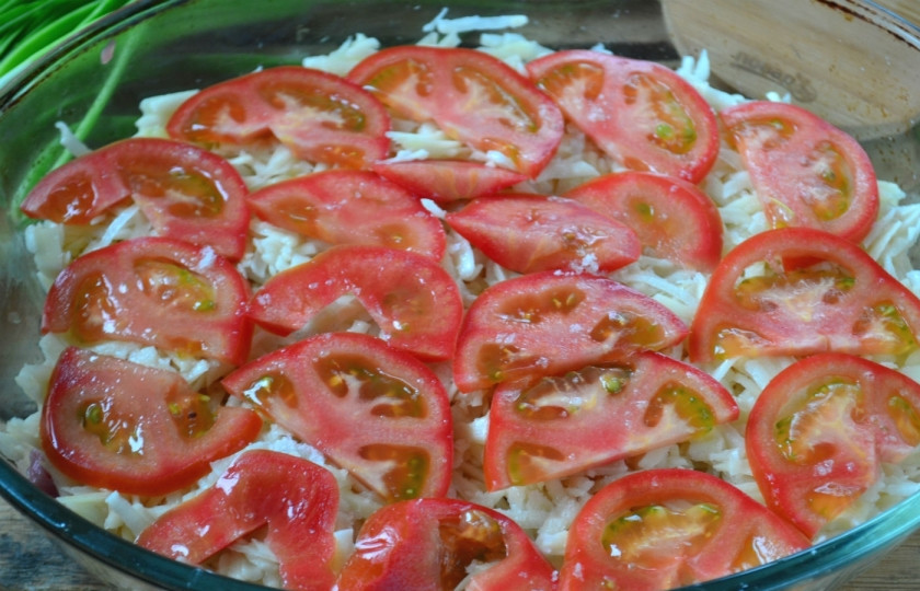1. Этап. Мясо под шубой: 8. Разложите помидоры.