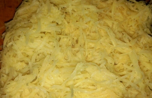 1. Этап. Кнейдлах: Картофель промываем, очищаем и трем на мелкой терке. Отжимаем с неё сок.