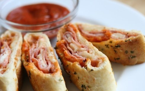 1. Этап. Закрытая пицца Стромболи: 8. Перед подачей остудите немного и нарежьте порционными кусочками. Приятного аппетита!