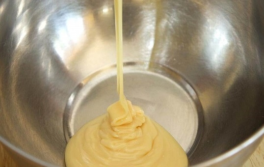 1. Этап. Крем для эклеров со сгущенкой: 1. Сам процесс приготовления действительно совсем несложный и займет не более 10 минут. В глубокую мисочку отправьте сгущенку.