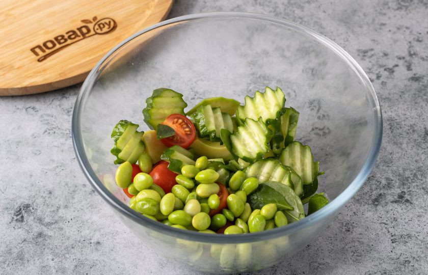 1. Этап. Салат с авокадо и соевым соусом: В глубокой миске объедините шпинат, бобы эдамаме и все овощи. Перемешайте.