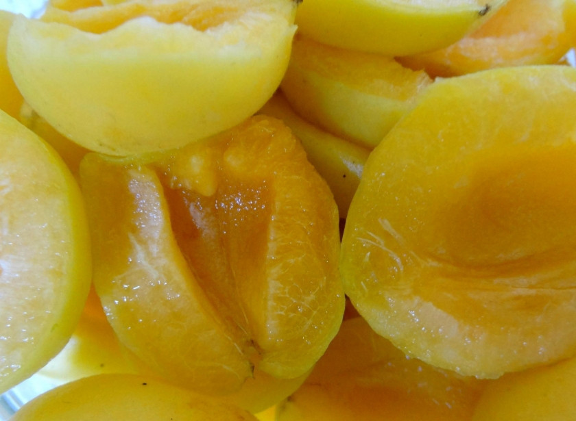 1. Этап. Простое варенье из абрикосов без косточек: Разрезаем каждую ягодку на две части и удаляем из нее косточку.