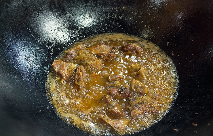 1. Этап. Бараньи ребрышки в казане: 5. По прошествии необходимого времени крышку можно снять и все хорошо перемешать. Через 3-5 минут бараньи ребрышки в казане в домашних условиях готовы. За последние несколько минут уйдет лишняя влага и блюдо станет более густым.