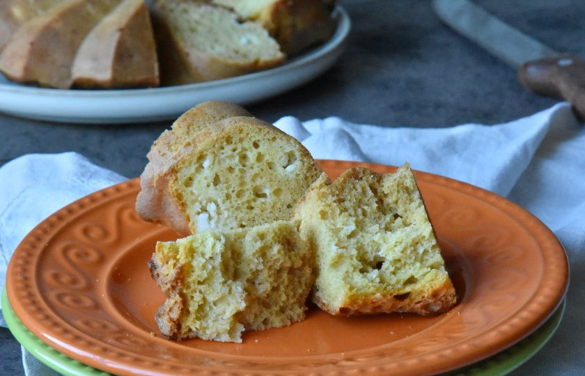 1. Этап. Проя: За счет сыра и кукурузной поленты, выпечка достаточно питательная. Солоноватый вкус хлеба идеально подойдет на завтрак с чашечкой сладкого чая или кофе.