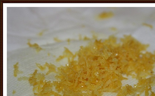 1. Этап. Котлеты из консервированного лосося: 2. Натереть цедру лимона на мелкой тёрке.