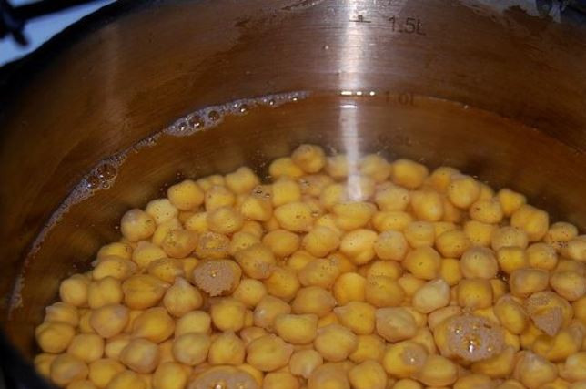 1. Этап. Кавказский суп из баранины: Нут замочите с вечера накануне приготовления супа. Затем отварите в течение полутора часов.