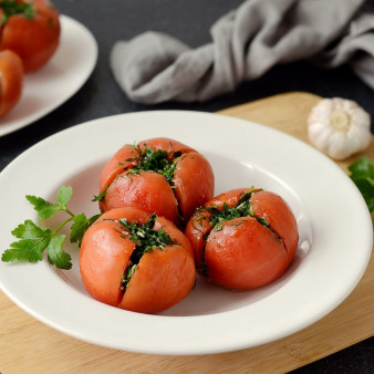 Соленые фаршированные помидоры