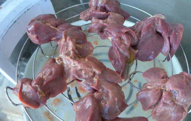 1. Этап. Куриная печень в аэрогриле: 2. Выкладываем печень на решетку аэрогриля и выставляем режим приготовления. По вкусу можно добавить лук и специи.