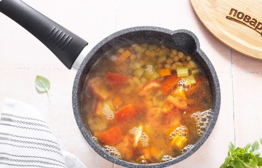 1. Этап. Суп с чечевицей: Влейте воду или овощной бульон. Доведите до кипения и варите около 30 минут, пока чечевица не станет мягкой.