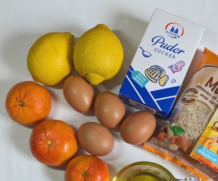 1. Этап. Лимонно-мандариновый миндальный пирог: У меня миндаль уже тёртый, если у вас нет такового, пробейте его в блендере до однородности, не в муку. Лимон надо один, цедру в тесто, а сок для сиропа.