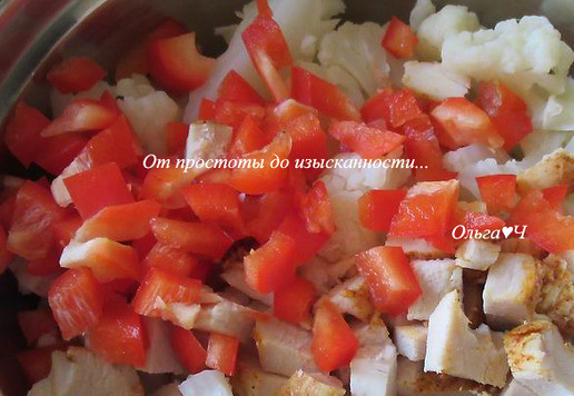 1. Этап. Запеканка из цветной капусты в мультиварке: Добавьте нарезанный сладкий перец и куриное филе.