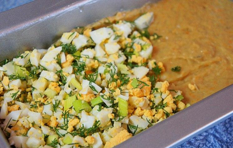 1. Этап. Рыбное суфле: Смазываем форму для выпекания растительным маслом, разогреваем духовку до 180 градусов. Равномерно выкладываем в форму для выпекания половину рыбного фарша, потом выкладываем слой начинки и сверху укрываем вторым слоем рыбного филе. Разравниваем - и в разогретую духовочку.