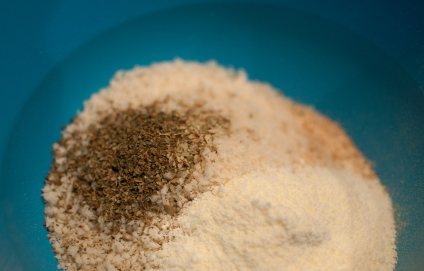 1. Этап. Куриные наггетсы: Высыпьте панировочные сухари в чашку, добавьте к ним сушёные приправы и муку. Перемешайте.