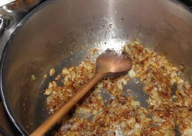 1. Этап. Тушеная красная капуста по-чешски: Обжариваем, помешивая, до тех пор, пока лук красиво не подрумянится.