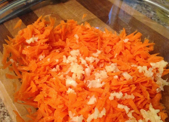 1. Этап. Маринованные голубцы с морковкой: 4. Пропустите через пресс очищенные зубчики чеснока. Этот ингредиент использовать по рецепту приготовления маринованных голубцов с морковкой необязательно, если вы не любите чеснок.