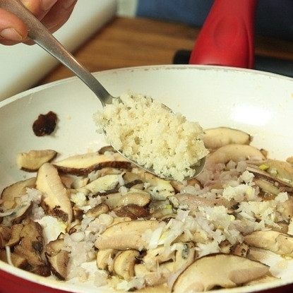 1. Этап. Белые грибы жареные: Еще через пару минут добавить панировочные сухари, посолить и поперчить. Обжарить грибы еще несколько минут до готовности.