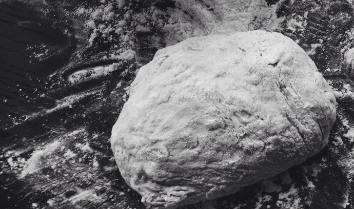 1. Этап. Рецепт беспроигрышного теста для пиццы: 2. Добавьте к дрожжевой смеси оливковое масло и соль, затем введите муку и замесите тесто (муки может понадобиться чуть больше или меньше).