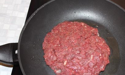 1. Этап. Бифштекс из фарша в духовке: Раскаляем на сковороде небольшое количество оливкового масла, и выкладываем наш бифштекс на сковороду. Внимание! Крайне важно не выкладывать бифштекс на холодную сковороду! Все можно испортить! Нужно, чтобы после помещения мяса на горячую поверхность, оно 