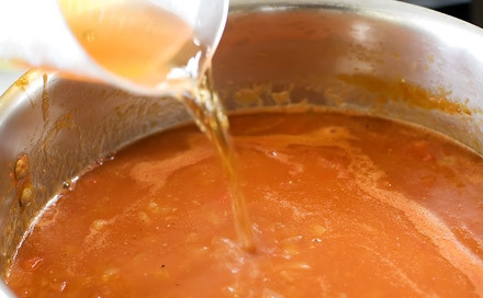 1. Этап. Суп с консервированными помидорами: Куриного бульона можете налить больше, чем 3 ст. ложки, попробуйте суп и если захотите, добавьте ещё.