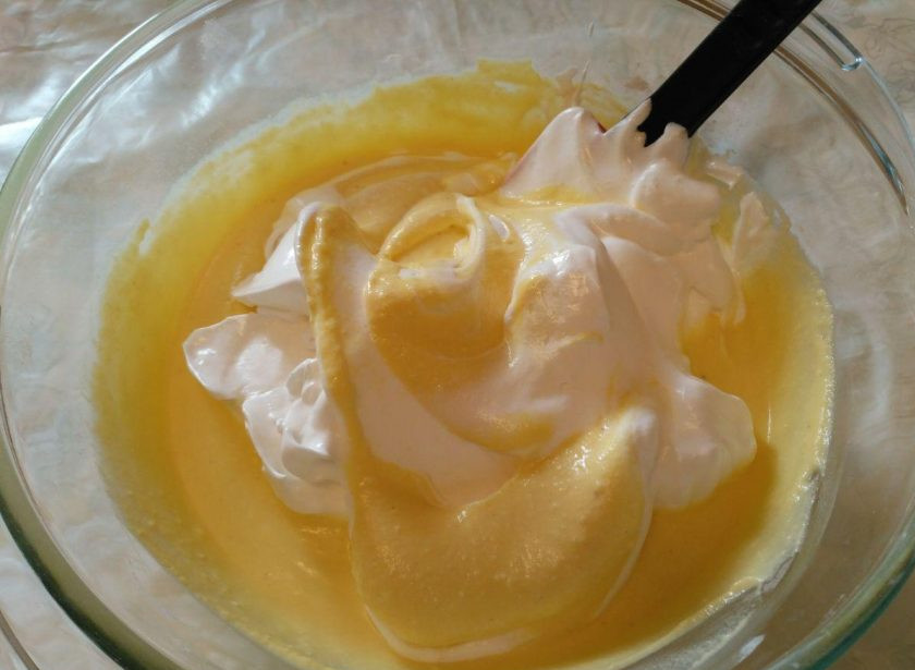 1. Этап. Японский хлопковый чизкейк: Получившуюся меренгу несколькими порциями введите в тесто, аккуратно и тщательно перемешивая массу ложкой или лопаткой снизу вверх.