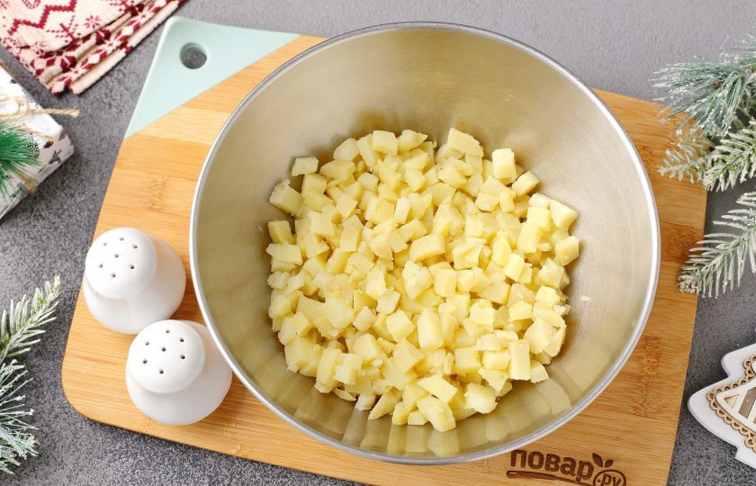1. Этап. Салат Тигровая ёлочка: Картофель очистите и нарежьте небольшими кубиками.