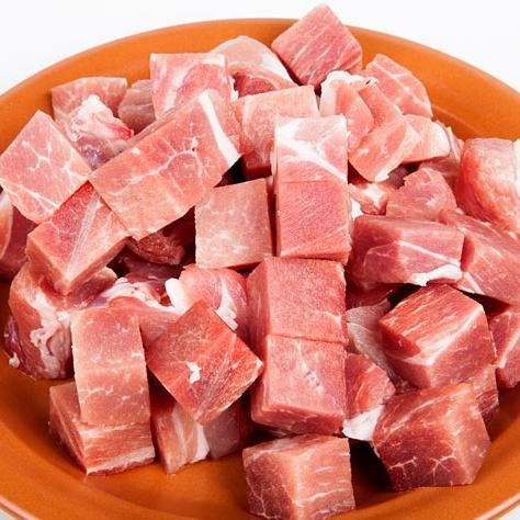 1. Этап. Прикумские рванцы: Мясо нарезаем некрупными кубиками. Кладем в кипящую воду и отвариваем до полуготовности.