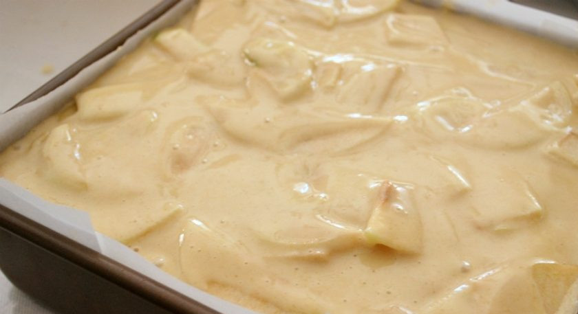 1. Этап. Шарлотка с яблоком: 9. Полейте немного тестом и снова уложите слой яблок, повторите действия до окончания теста и яблок.