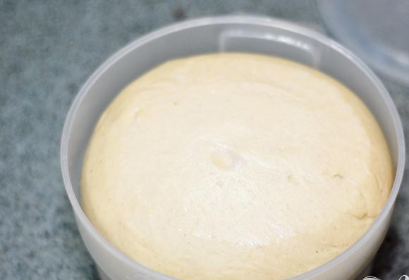 1. Этап. Хлеб с корицей: 4. Смазать миску маслом и выложить тесто в миску. Накрыть пленкой и дать тесту подняться в два раза (от 2 до 2 1/2 часов). Ударить тесто об стол и дать постоять 10 минут. На данный момент накрыть тесто крышкой и поставить на ночь в холодильник.