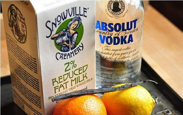 1. Этап. Домашний молочный ликер: Начну с пары слов об ингредиентах. Молоко должно быть нежирным, водка - действительно хорошей. Вместо лимона можно использовать апельсин, но лично мне больше нравится версия с лимоном.