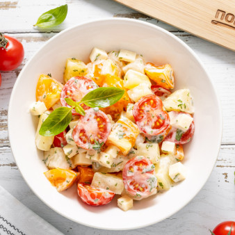 Салат с ананасом, помидорами и сыром