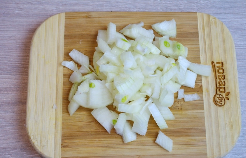 1. Этап. Суп с фасолью и лапшой: Репчатый лук нарежьте небольшими кубиками.