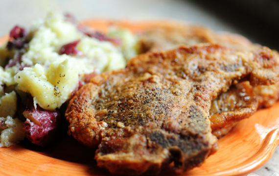 1. Этап. Свиная отбивная: В качестве гарнира можно подать картофельное пюре или макаронные изделия.