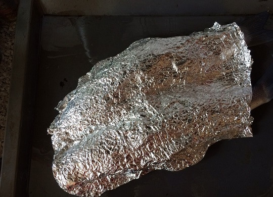 1. Этап. Сибас запеченный: 3. Выложите рыбку на противень, прикройте фольгой и отправьте в духовку минут на 15.