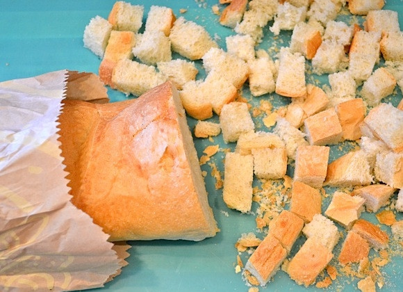 1. Этап. Запеченная индейка кусочками: 6. Используйте вчерашний хлеб, нарежьте его кусочками.