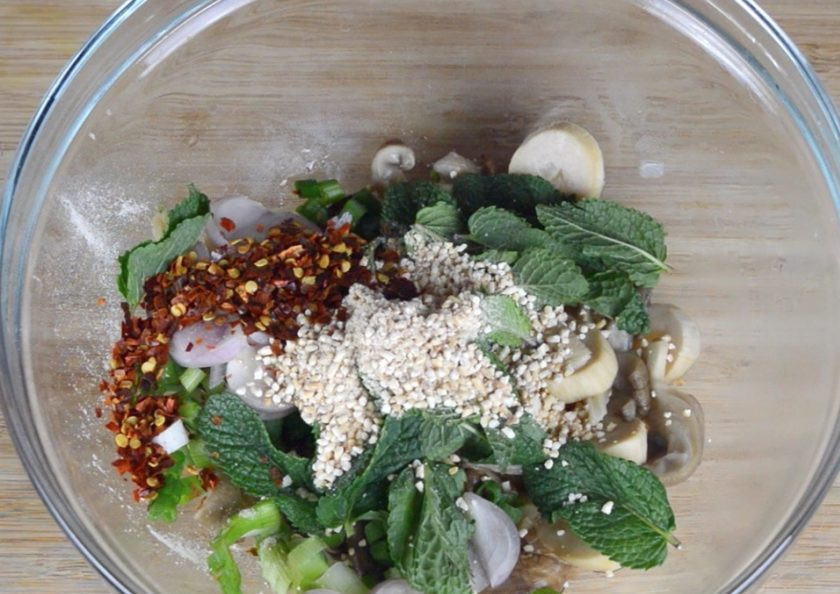 1. Этап. Салат с грибами: 2. Мою и нарезаю тонко лук, мою мяту, обрываю листочки, добавляю все в миску для салата. Всыпаю измельченный жареный рис, сушеный чили и добавляю остывшие грибы.