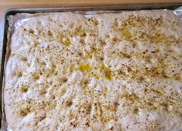 1. Этап. Фокачча (без вымешивания теста): 7. Полейте еще 2 столовыми ложками оливкового масла.