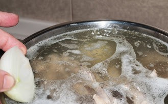 1. Этап. Диетический куриный суп: 2. На этом же этапе помещаем в бульон очищенный корень сельдерея, морковь и лук. Варим до готовности курицы.