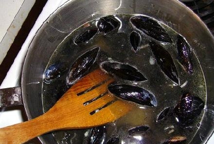 1. Этап. Салат с мидиями и кукурузой: Мидий отварить в кипящей подсоленной воде в течение 2-3 минут. Остудить, извлечь из панциря. Положить мясо мидий в миску с маринадом, перемешать и оставить в холодильнике на 1-2 часа.