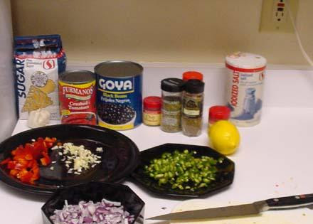 1. Этап. Вегетарианская черная фасоль Чили: В первую очередь нужно подготовить ингредиенты. Нарезаем лук, чеснок, чили и перец.