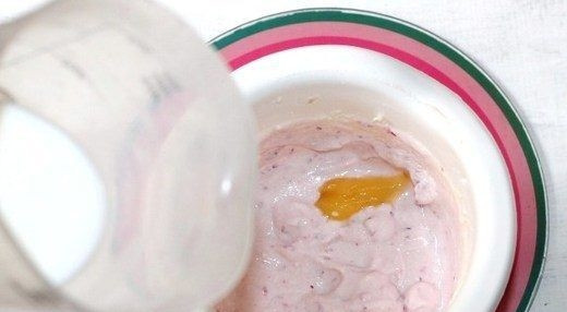 1. Этап. Смузи с пшеничными отрубями: Влейте оставшееся молоко к пюреобразной смеси. Если необходимо, добавьте еще мед, если вам смесь показалась недостаточно сладкой.