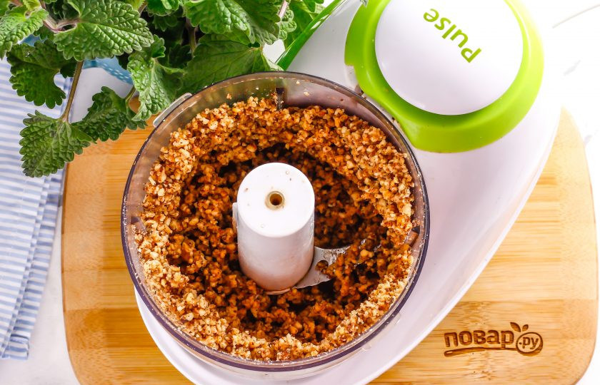 1. Этап. Постное пирожное Картошка: Ядра грецких орехов высыпьте в чашу блендера, измельчите практически в крошку примерно 3-5 минут.